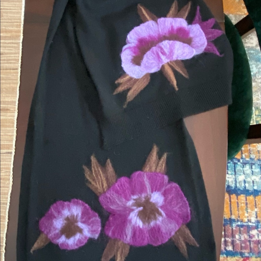 Beautiful, long, black scarf with floral wool design - Picture 9 of 9